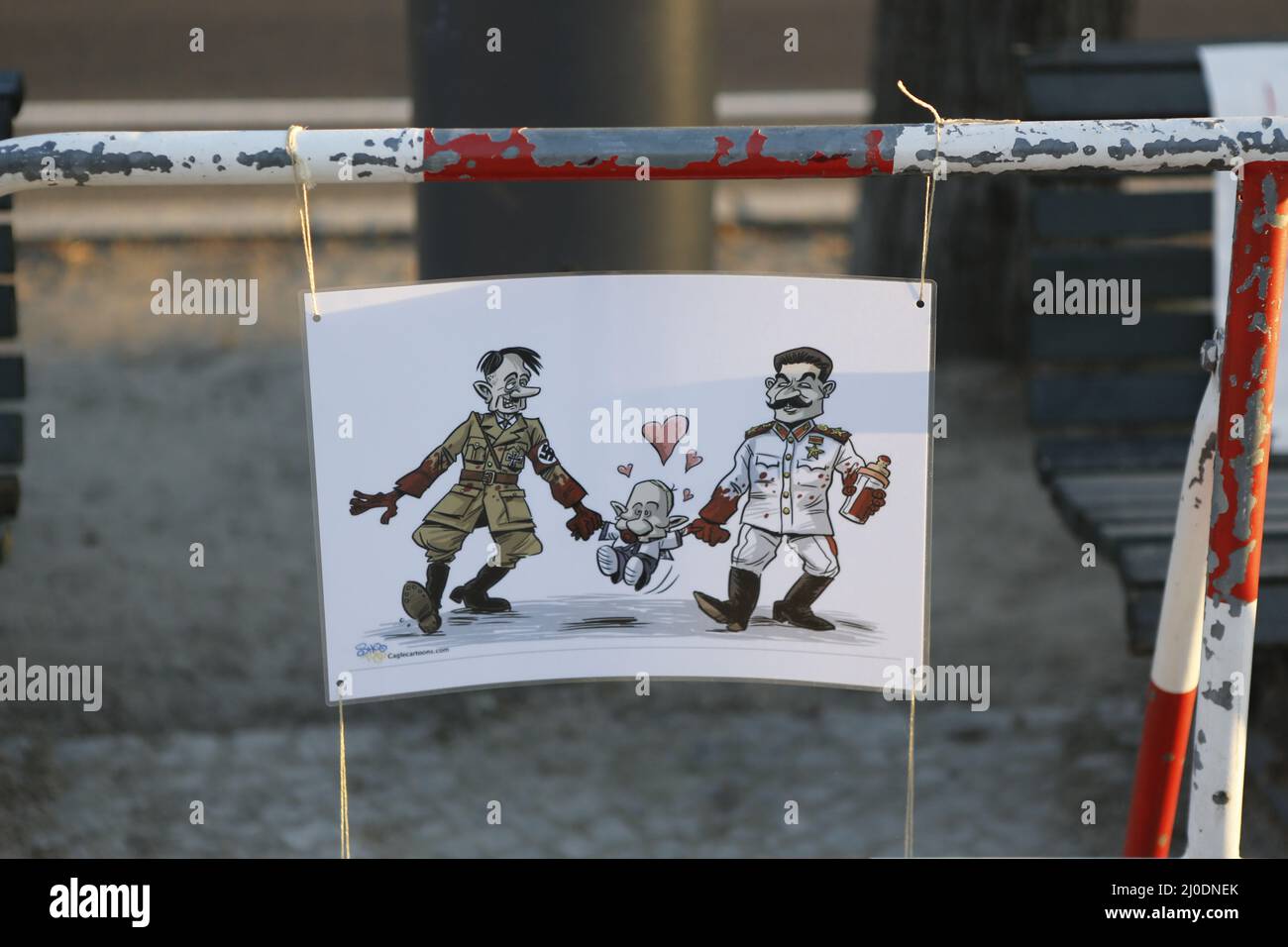 Germania, Berlino, 03/18/2022. Veglia e canto per la pace in Ucraina davanti all'ambasciata russa. Una veglia e un canto per la pace in Ucraina si svolgerà sul mediano Unter den Linden 63, di fronte all'ambasciata russa. Foto Stock