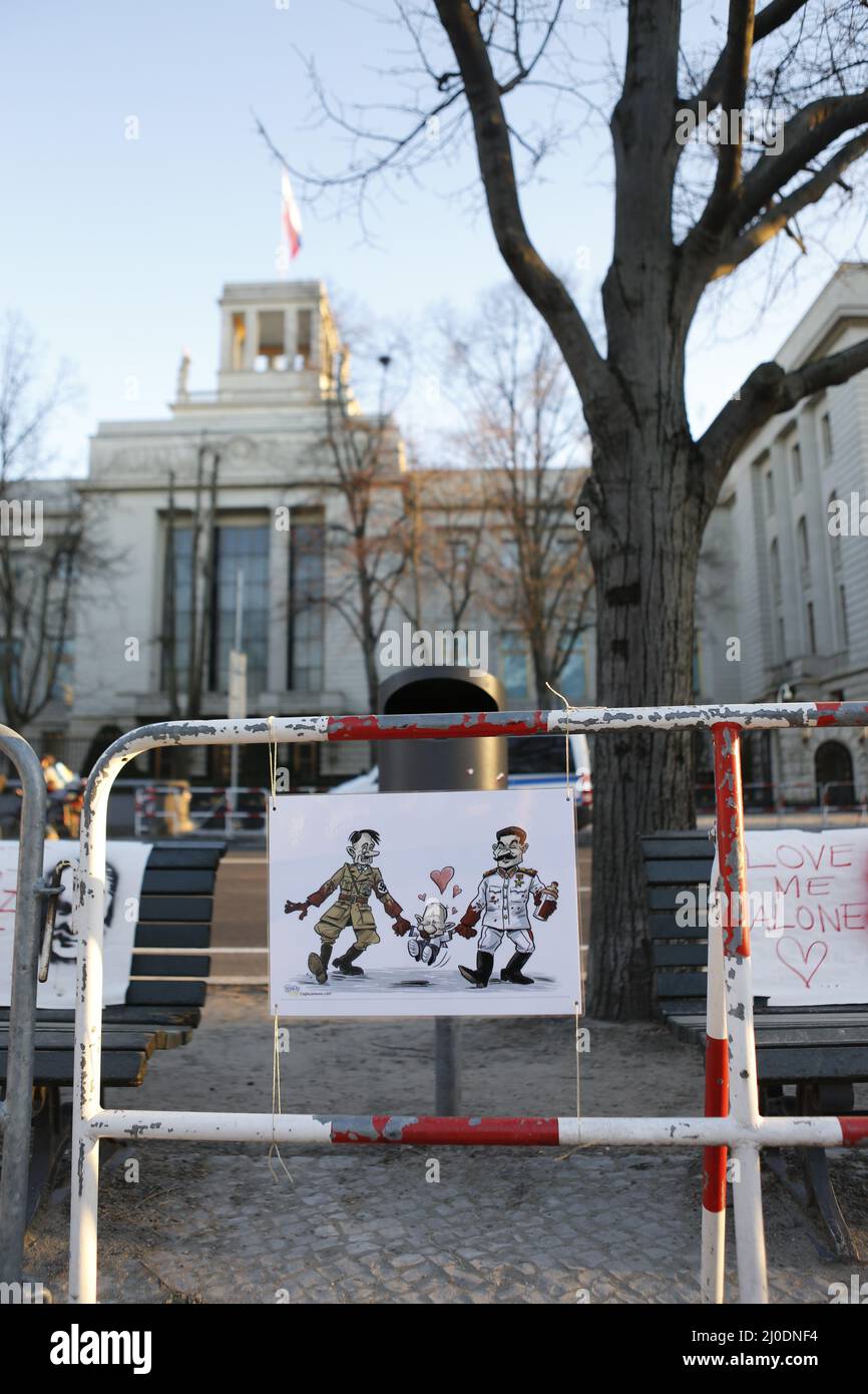 Germania, Berlino, 03/18/2022. Veglia e canto per la pace in Ucraina davanti all'ambasciata russa. Una veglia e un canto per la pace in Ucraina si svolgerà sul mediano Unter den Linden 63, di fronte all'ambasciata russa. Foto Stock