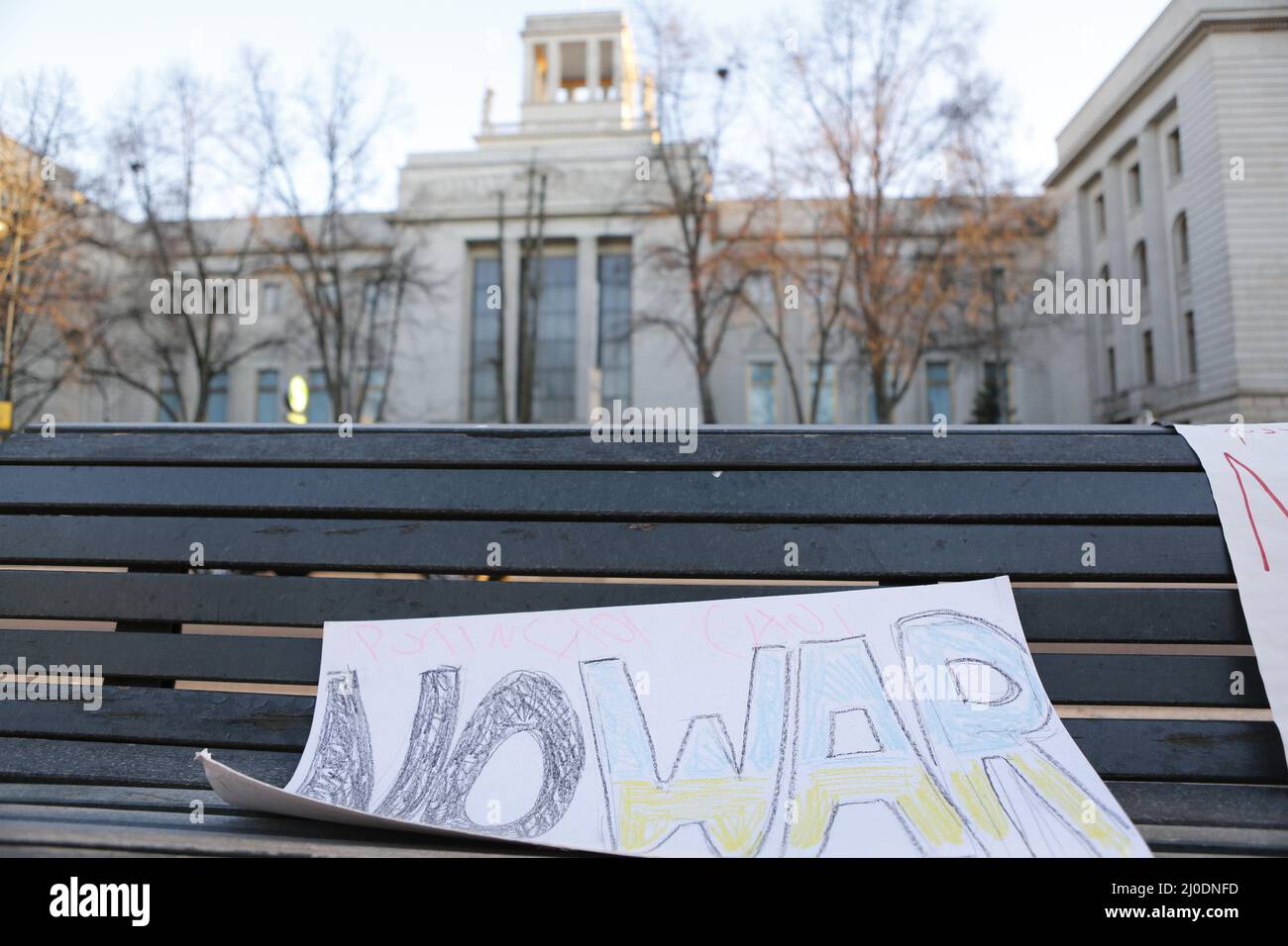 Germania, Berlino, 03/18/2022. Veglia e canto per la pace in Ucraina davanti all'ambasciata russa. Una veglia e un canto per la pace in Ucraina si svolgerà sul mediano Unter den Linden 63, di fronte all'ambasciata russa. Foto Stock