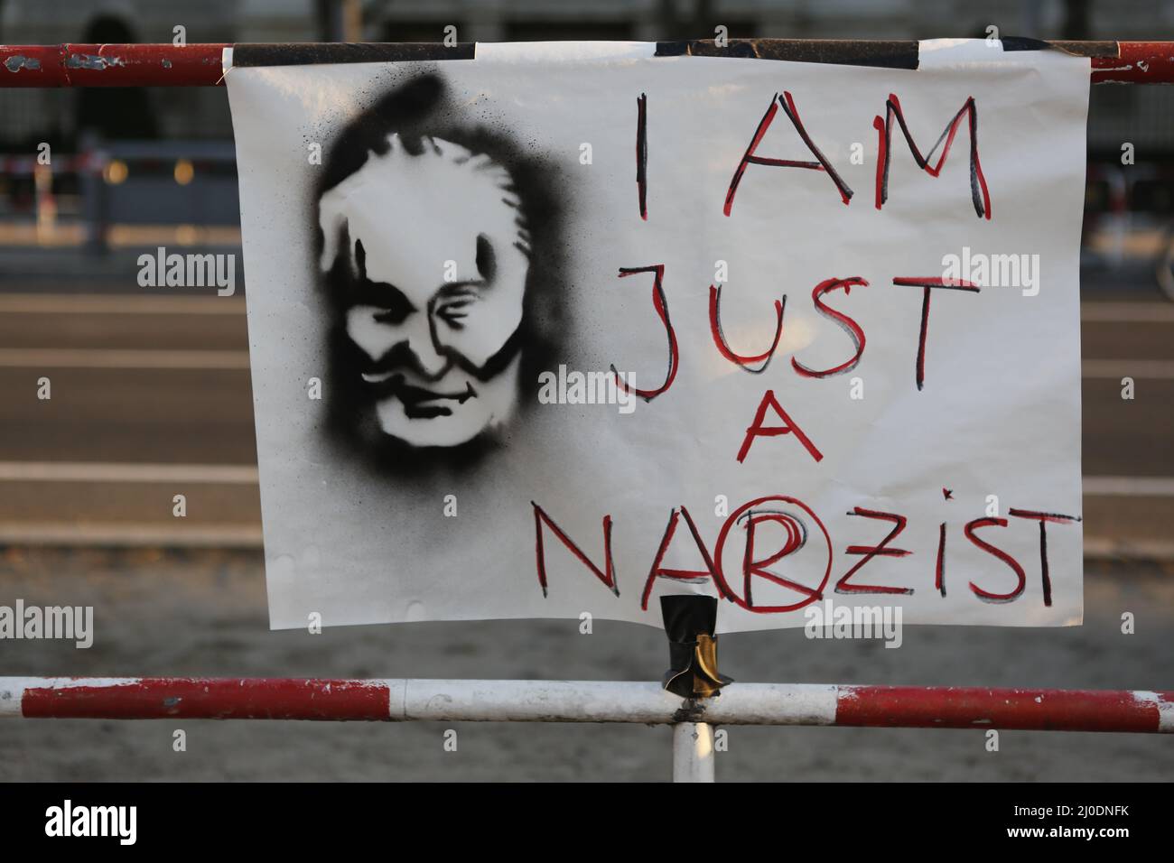 Germania, Berlino, 03/18/2022. Veglia e canto per la pace in Ucraina davanti all'ambasciata russa. Una veglia e un canto per la pace in Ucraina si svolgerà sul mediano Unter den Linden 63, di fronte all'ambasciata russa. Foto Stock