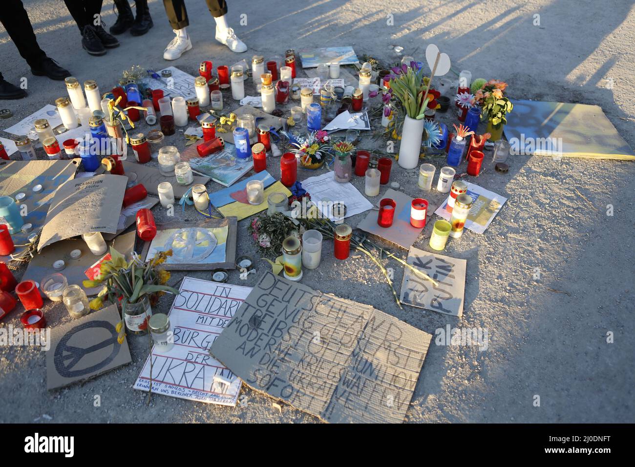 Germania, Berlino, 03/18/2022. Veglia e canto per la pace in Ucraina davanti all'ambasciata russa. Una veglia e un canto per la pace in Ucraina si svolgerà sul mediano Unter den Linden 63, di fronte all'ambasciata russa. Foto Stock