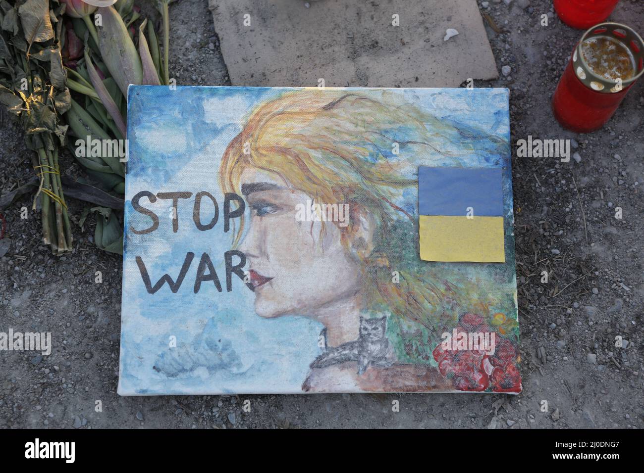 Germania, Berlino, 03/18/2022. Veglia e canto per la pace in Ucraina davanti all'ambasciata russa. Una veglia e un canto per la pace in Ucraina si svolgerà sul mediano Unter den Linden 63, di fronte all'ambasciata russa. Foto Stock