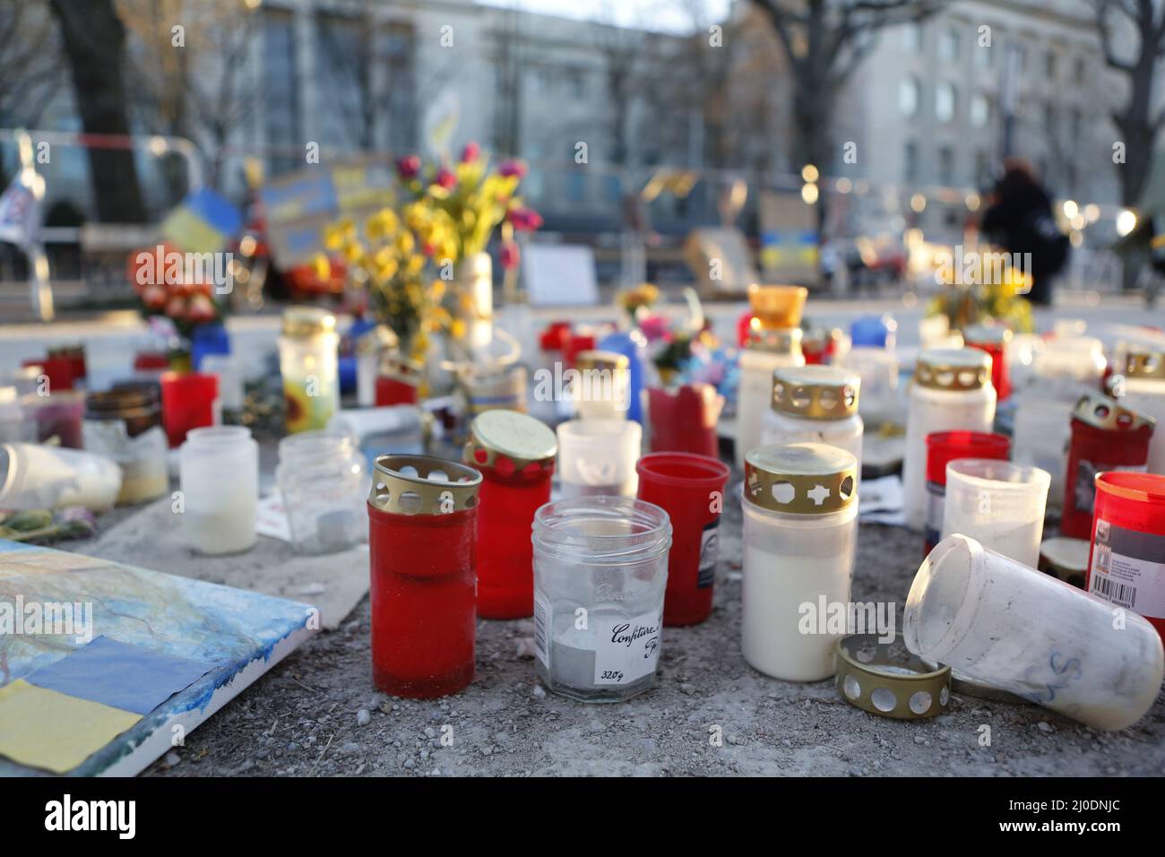 Germania, Berlino, 03/18/2022. Veglia e canto per la pace in Ucraina davanti all'ambasciata russa. Una veglia e un canto per la pace in Ucraina si svolgerà sul mediano Unter den Linden 63, di fronte all'ambasciata russa. Foto Stock