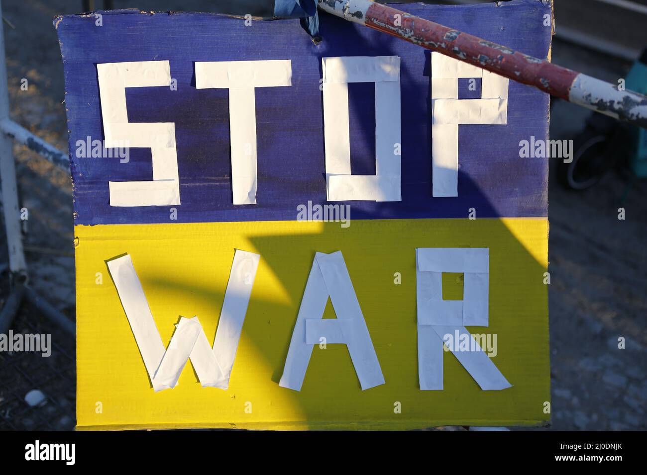 Germania, Berlino, 03/18/2022. Veglia e canto per la pace in Ucraina davanti all'ambasciata russa. Una veglia e un canto per la pace in Ucraina si svolgerà sul mediano Unter den Linden 63, di fronte all'ambasciata russa. Foto Stock