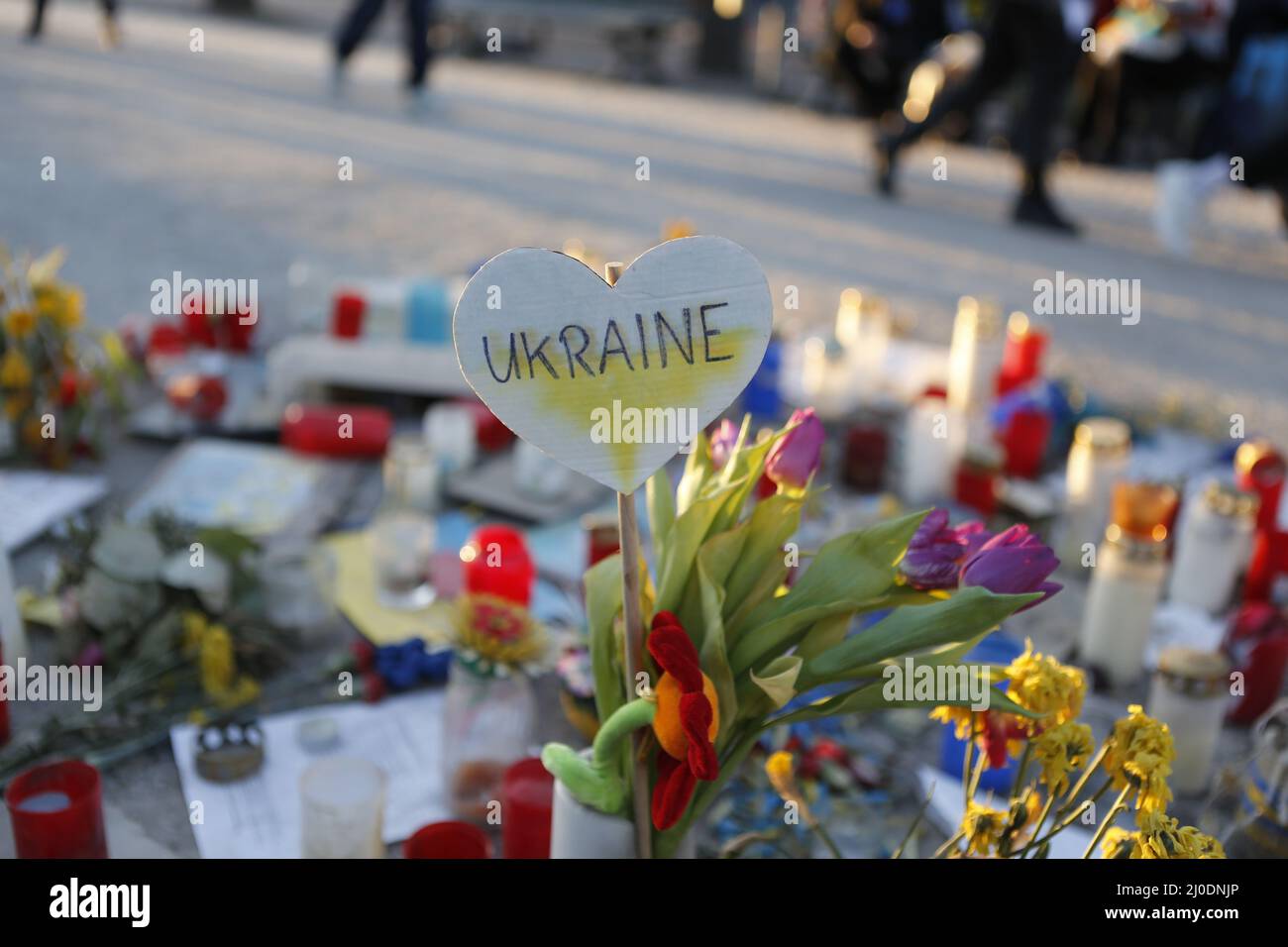 Germania, Berlino, 03/18/2022. Veglia e canto per la pace in Ucraina davanti all'ambasciata russa. Una veglia e un canto per la pace in Ucraina si svolgerà sul mediano Unter den Linden 63, di fronte all'ambasciata russa. Foto Stock