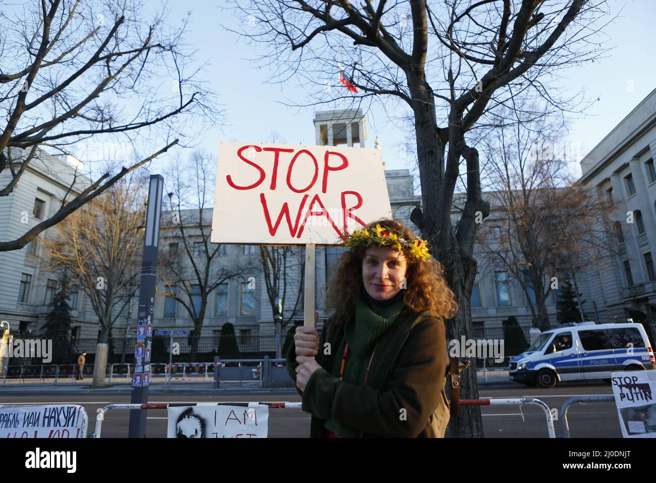 Germania, Berlino, 03/18/2022. Veglia e canto per la pace in Ucraina davanti all'ambasciata russa. Una veglia e un canto per la pace in Ucraina si svolgerà sul mediano Unter den Linden 63, di fronte all'ambasciata russa. Foto Stock