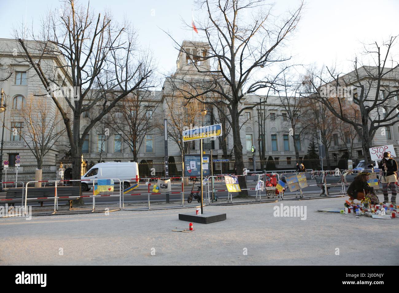 Germania, Berlino, 03/18/2022. Veglia e canto per la pace in Ucraina davanti all'ambasciata russa. Una veglia e un canto per la pace in Ucraina si svolgerà sul mediano Unter den Linden 63, di fronte all'ambasciata russa. Foto Stock