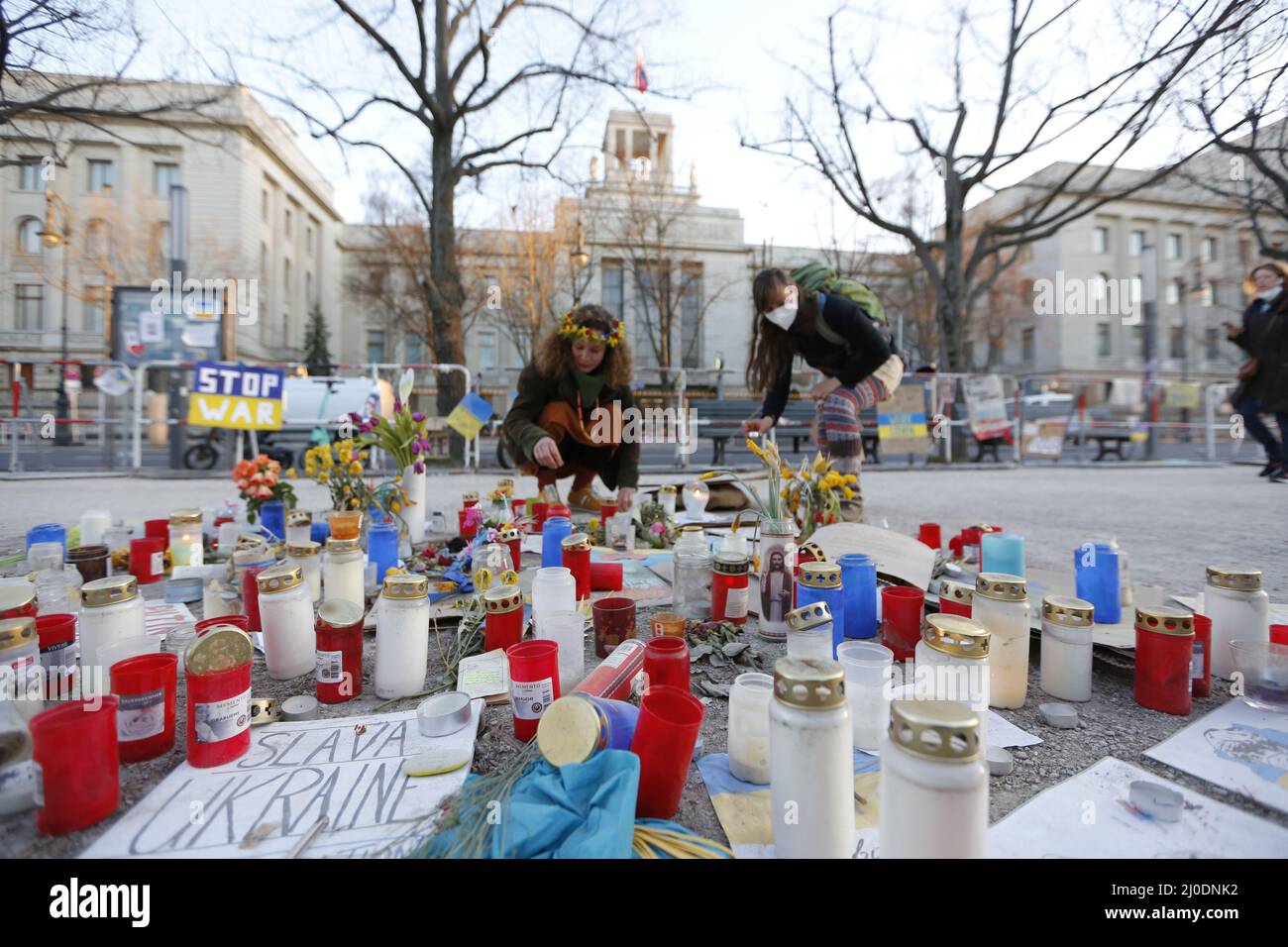 Germania, Berlino, 03/18/2022. Veglia e canto per la pace in Ucraina davanti all'ambasciata russa. Una veglia e un canto per la pace in Ucraina si svolgerà sul mediano Unter den Linden 63, di fronte all'ambasciata russa. Foto Stock