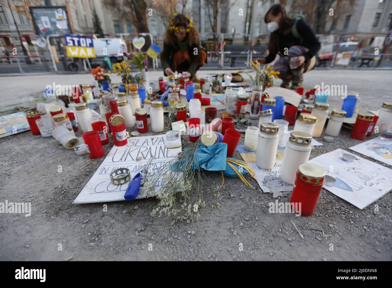 Germania, Berlino, 03/18/2022. Veglia e canto per la pace in Ucraina davanti all'ambasciata russa. Una veglia e un canto per la pace in Ucraina si svolgerà sul mediano Unter den Linden 63, di fronte all'ambasciata russa. Foto Stock