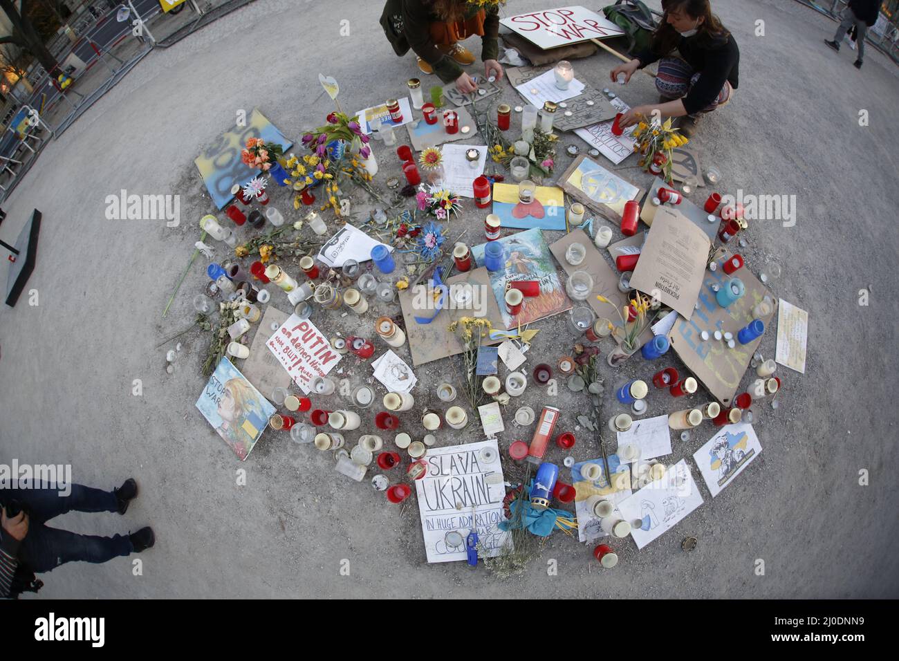 Germania, Berlino, 03/18/2022. Veglia e canto per la pace in Ucraina davanti all'ambasciata russa. Una veglia e un canto per la pace in Ucraina si svolgerà sul mediano Unter den Linden 63, di fronte all'ambasciata russa. Foto Stock