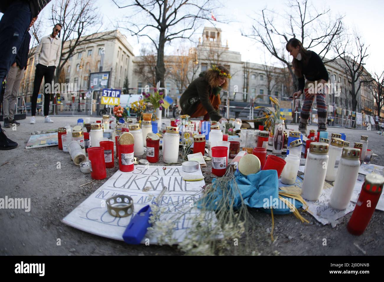 Germania, Berlino, 03/18/2022. Veglia e canto per la pace in Ucraina davanti all'ambasciata russa. Una veglia e un canto per la pace in Ucraina si svolgerà sul mediano Unter den Linden 63, di fronte all'ambasciata russa. Foto Stock