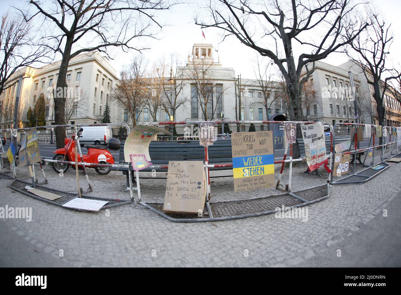 Germania, Berlino, 03/18/2022. Veglia e canto per la pace in Ucraina davanti all'ambasciata russa. Una veglia e un canto per la pace in Ucraina si svolgerà sul mediano Unter den Linden 63, di fronte all'ambasciata russa. Foto Stock