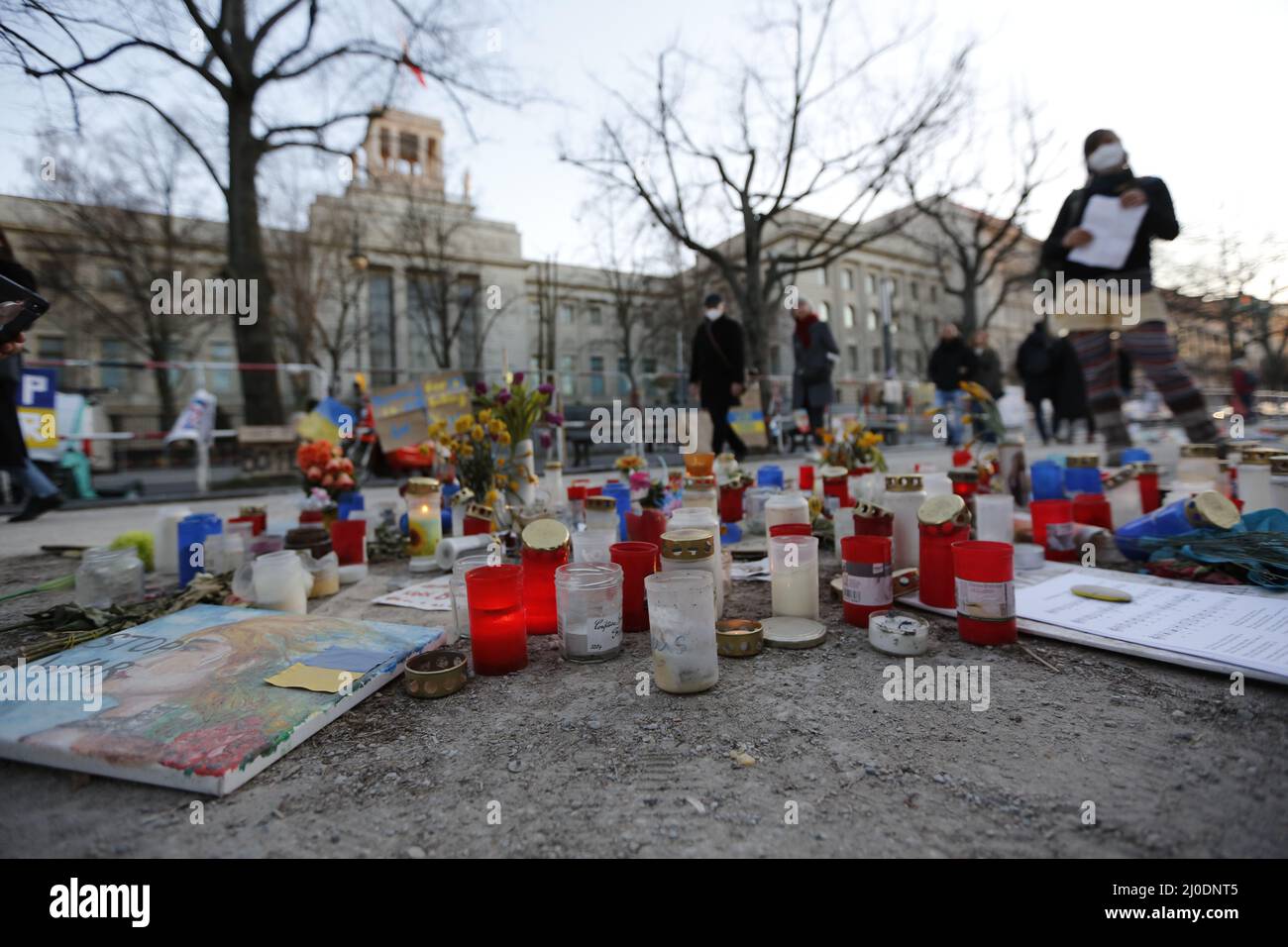Germania, Berlino, 03/18/2022. Veglia e canto per la pace in Ucraina davanti all'ambasciata russa. Una veglia e un canto per la pace in Ucraina si svolgerà sul mediano Unter den Linden 63, di fronte all'ambasciata russa. Foto Stock
