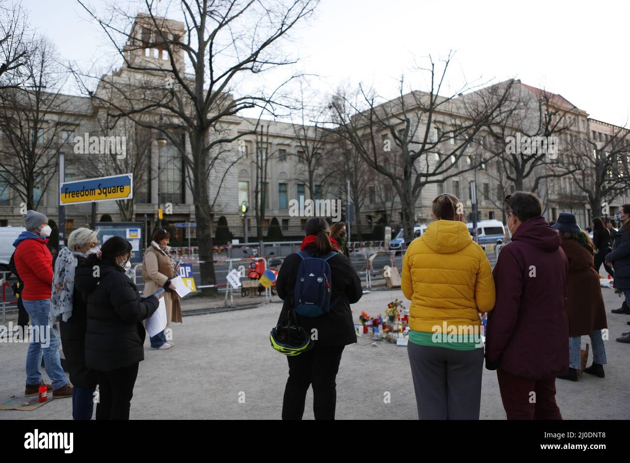 Germania, Berlino, 03/18/2022. Veglia e canto per la pace in Ucraina davanti all'ambasciata russa. Una veglia e un canto per la pace in Ucraina si svolgerà sul mediano Unter den Linden 63, di fronte all'ambasciata russa. Foto Stock