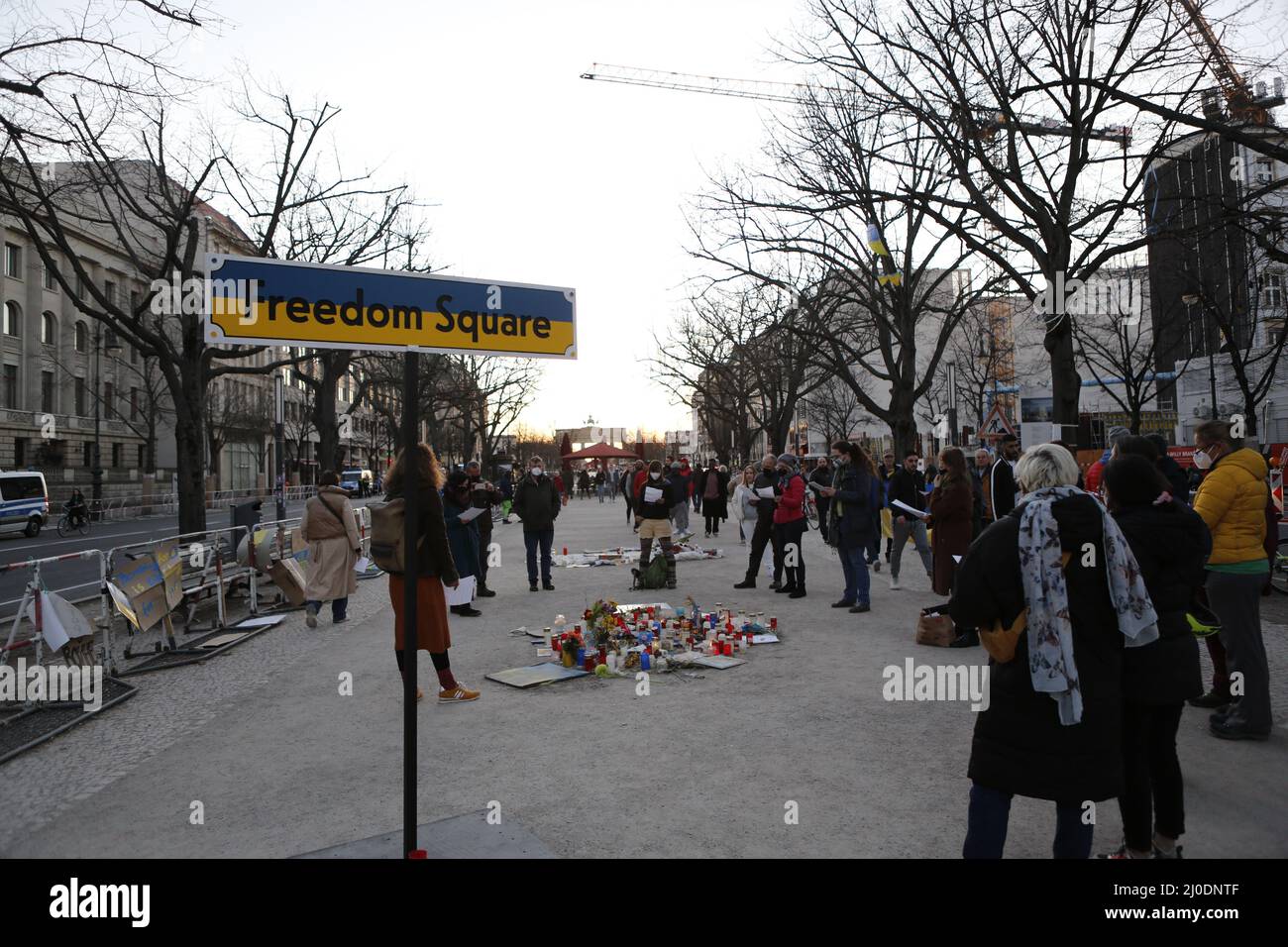 Germania, Berlino, 03/18/2022. Veglia e canto per la pace in Ucraina davanti all'ambasciata russa. Una veglia e un canto per la pace in Ucraina si svolgerà sul mediano Unter den Linden 63, di fronte all'ambasciata russa. Foto Stock