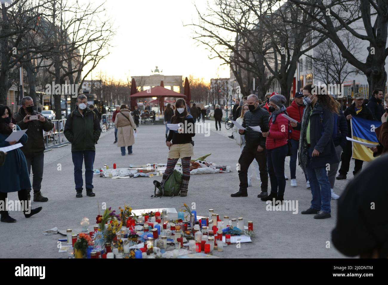 Germania, Berlino, 03/18/2022. Veglia e canto per la pace in Ucraina davanti all'ambasciata russa. Una veglia e un canto per la pace in Ucraina si svolgerà sul mediano Unter den Linden 63, di fronte all'ambasciata russa. Foto Stock