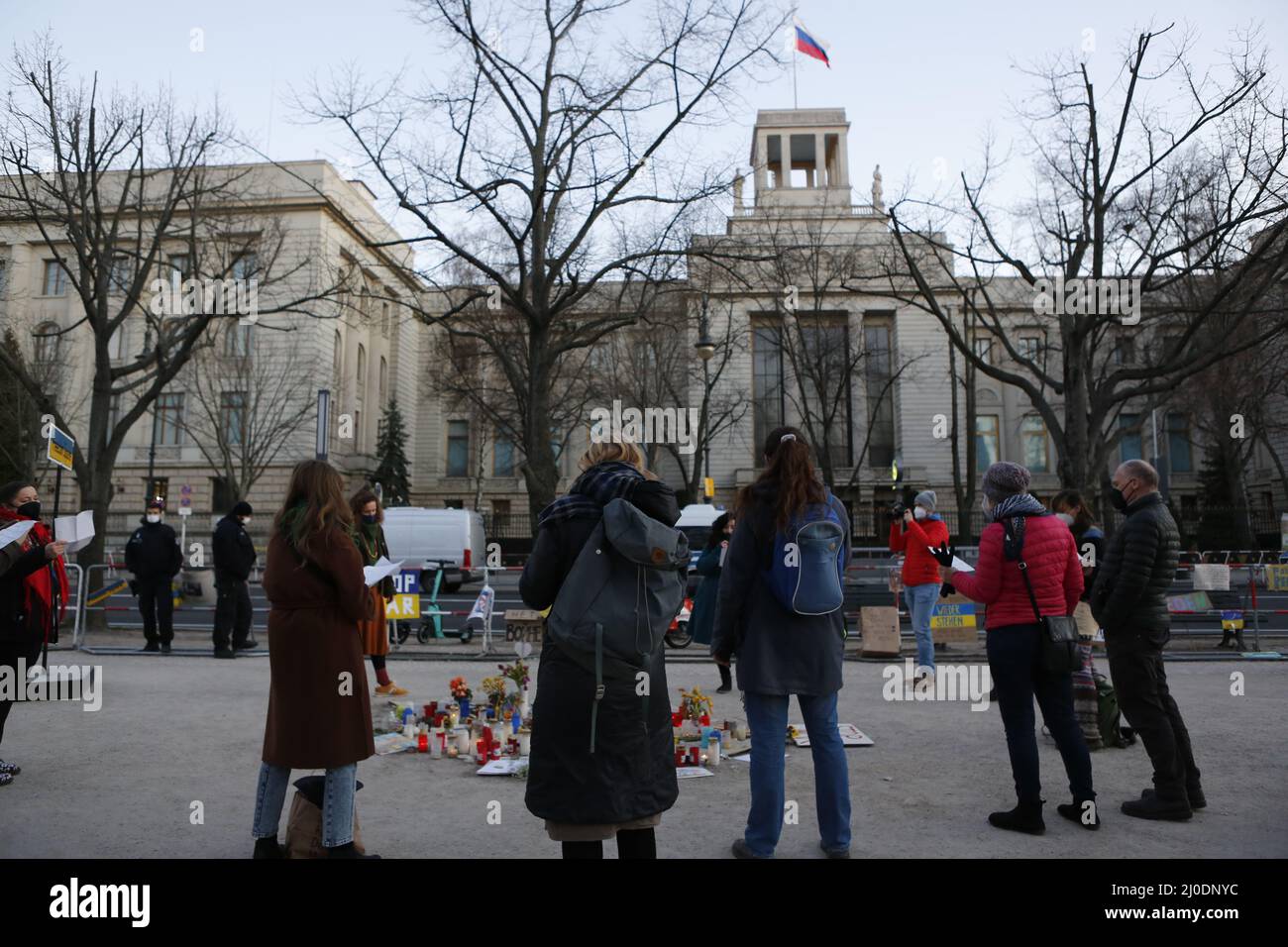Germania, Berlino, 03/18/2022. Veglia e canto per la pace in Ucraina davanti all'ambasciata russa. Una veglia e un canto per la pace in Ucraina si svolgerà sul mediano Unter den Linden 63, di fronte all'ambasciata russa. Foto Stock