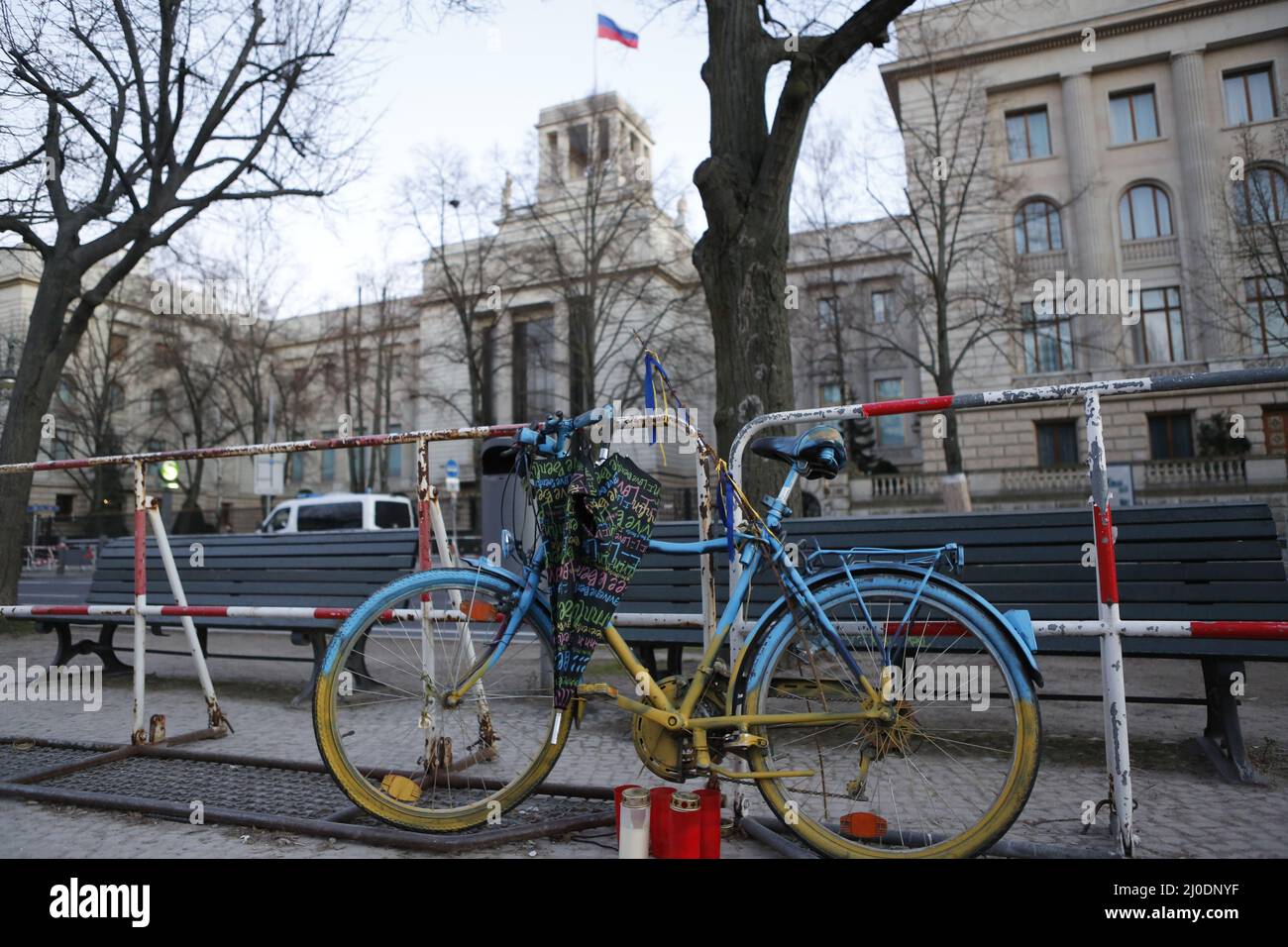 Germania, Berlino, 03/18/2022. Veglia e canto per la pace in Ucraina davanti all'ambasciata russa. Una veglia e un canto per la pace in Ucraina si svolgerà sul mediano Unter den Linden 63, di fronte all'ambasciata russa. Foto Stock