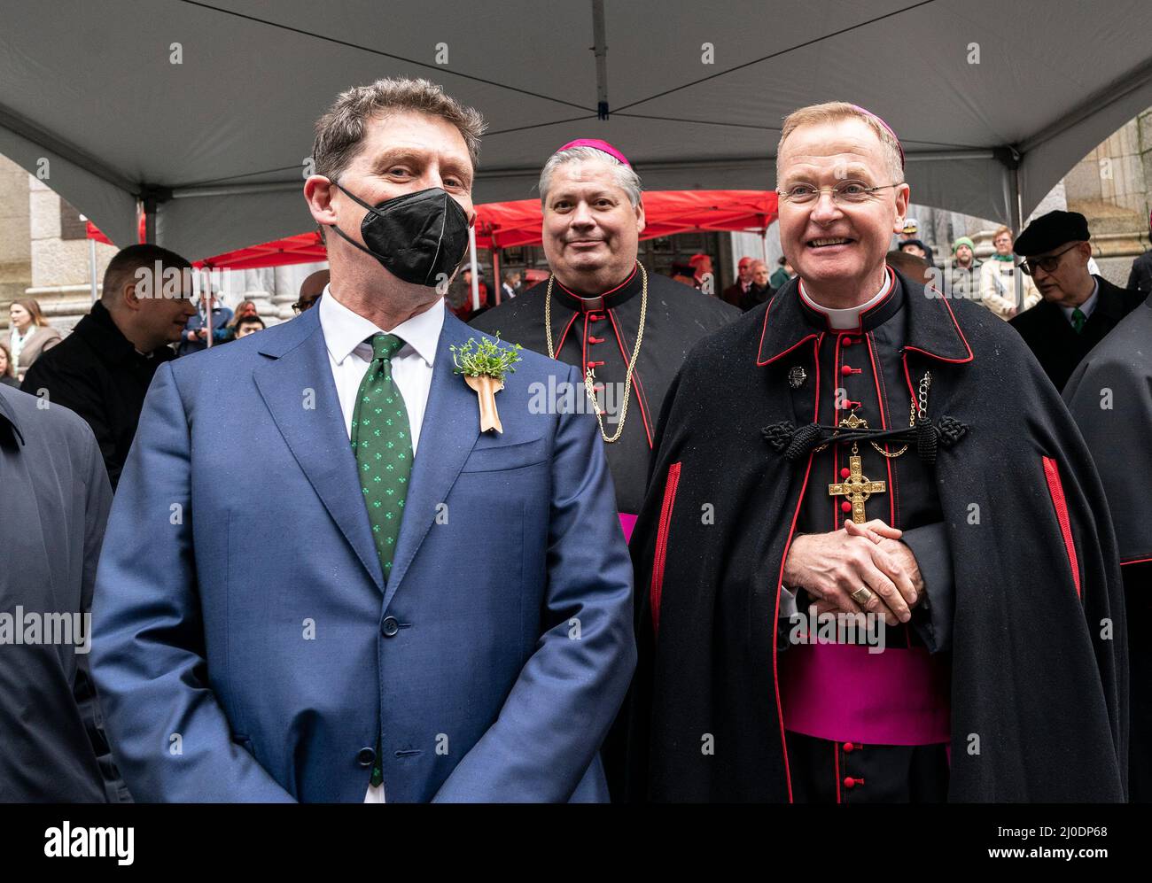 New York, New York, Stati Uniti. 17th Mar 2022. Il Ministro irlandese per l'ambiente, il clima e le comunicazioni e il Ministro dei Trasporti Eamon Ryan e il Vescovo della Diocesi di Brooklyn, Mons. Robert Brennan, partecipano alla sfilata del giorno di San Patrizio, 261th, su 5th Avenue. La parata è stata cancellata per due anni a causa della pandemia di COVID-19 ed è la prima parata su scala completa dopo i sottogruppi pandemici e il numero di infetti e ospedalizzati è crollato. Il Cardinale Timothy Dolan non ha potuto officiare perché pianse la morte di sua madre. (Credit Image: © Lev Radin/Pacific Press via ZUMA Press Wire) Foto Stock