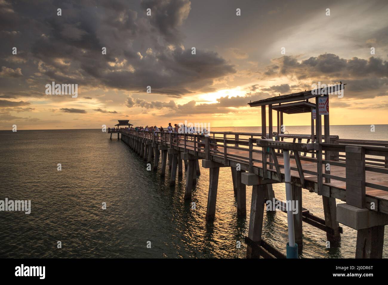 Tramonto rosa e viola sul molo di Napoli sulla costa del Golfo di Napoli, Florida Foto Stock