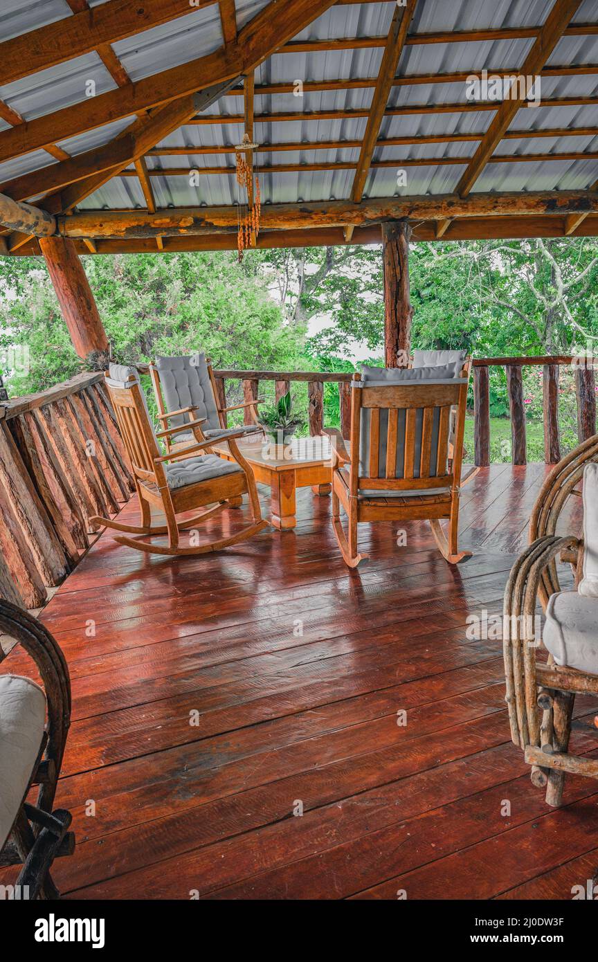 Autentico tavolino da caffè in legno con sedie all'aperto sulla terrazza. Patio per tutta la famiglia. Foto Stock