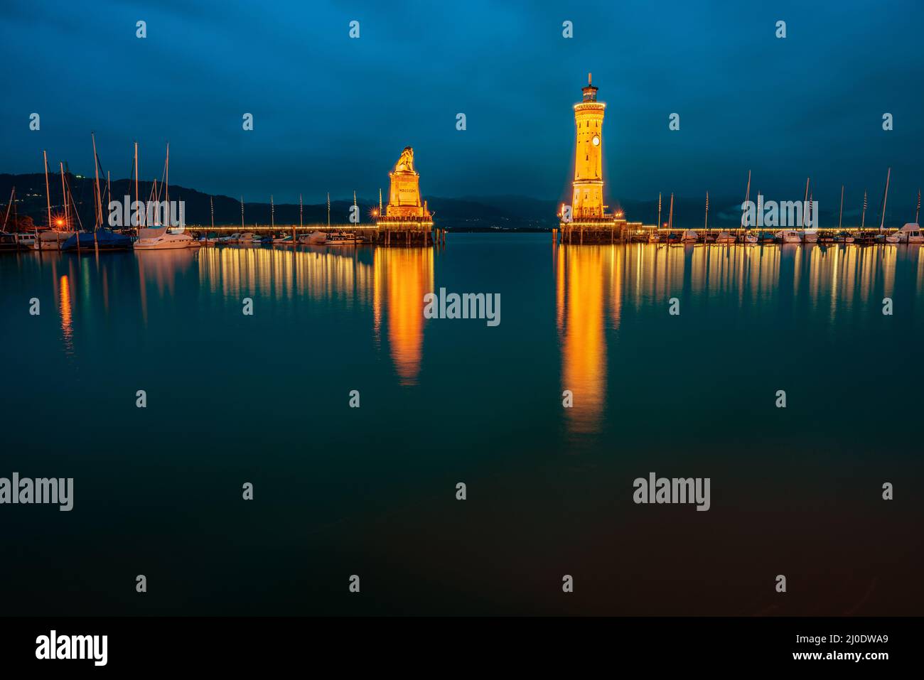 Vista del porto di entrata e il faro in Lindau sul Lago di Costanza. Foto Stock