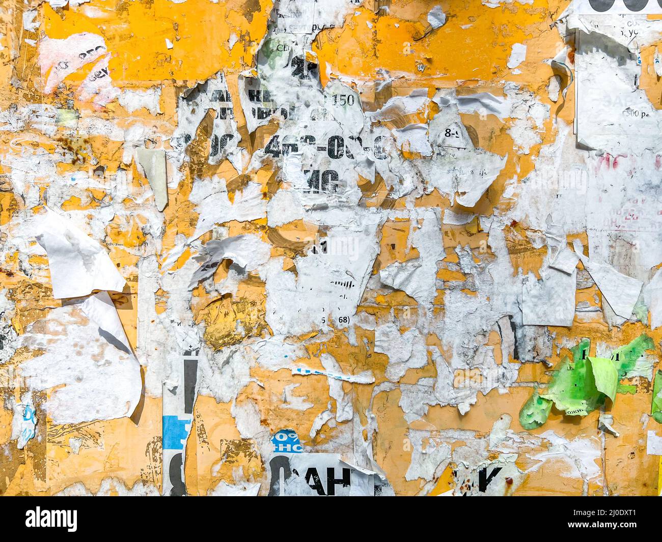 Cartellone giallo con poster strappati e annunci sfondo Foto Stock