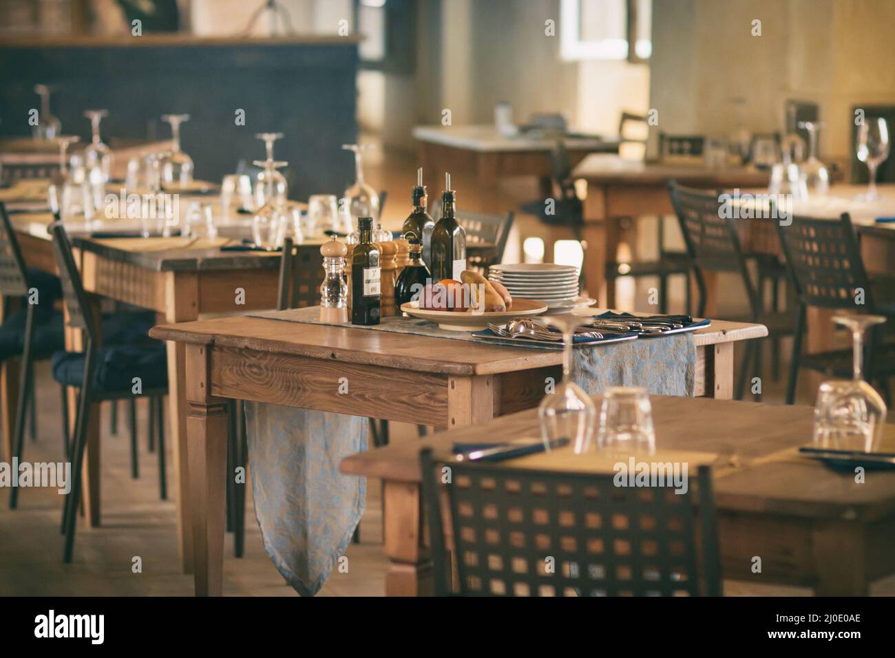 Bicchieri di vino su un tavolo in un ristorante Foto Stock