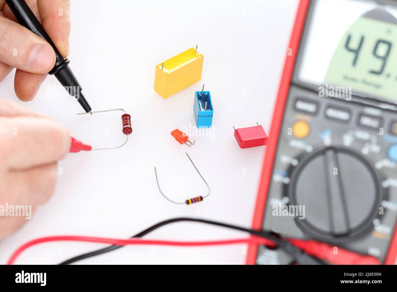 Misurazione di una resistenza elettrica Foto Stock