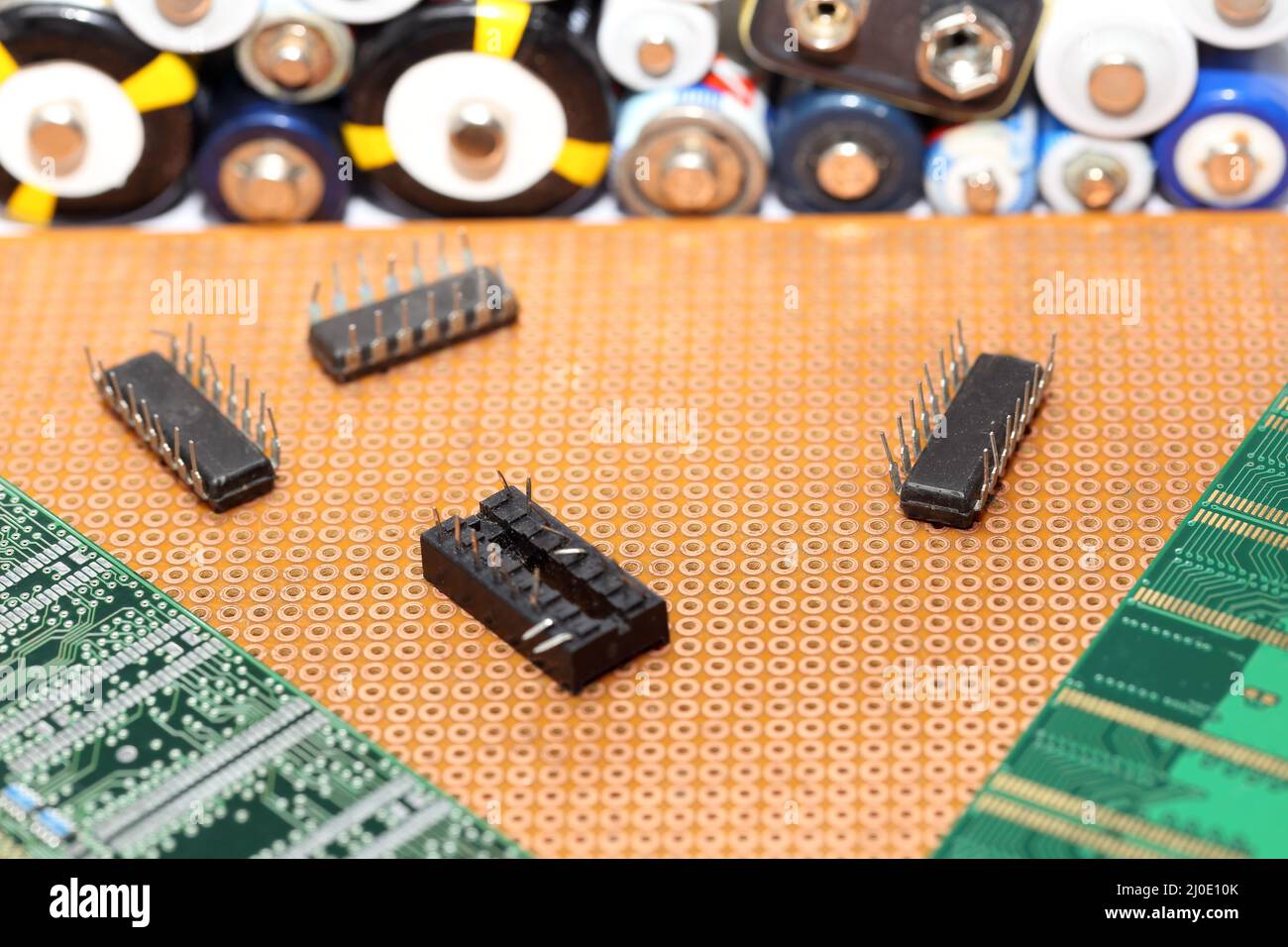 Quadro elettrico con chip ed elettronica vecchia Foto Stock