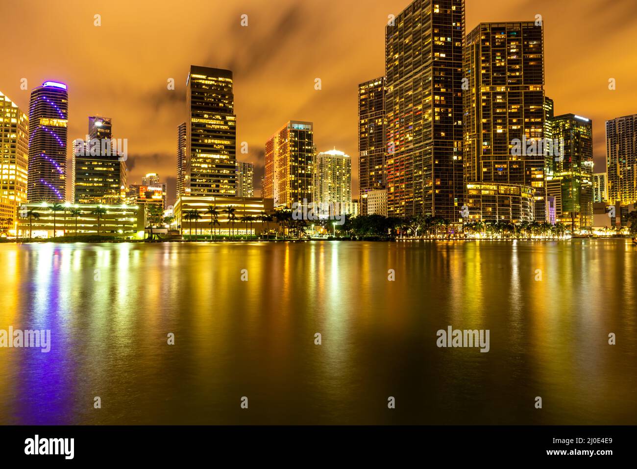 Vista notturna degli edifici del centro di Miami Foto Stock