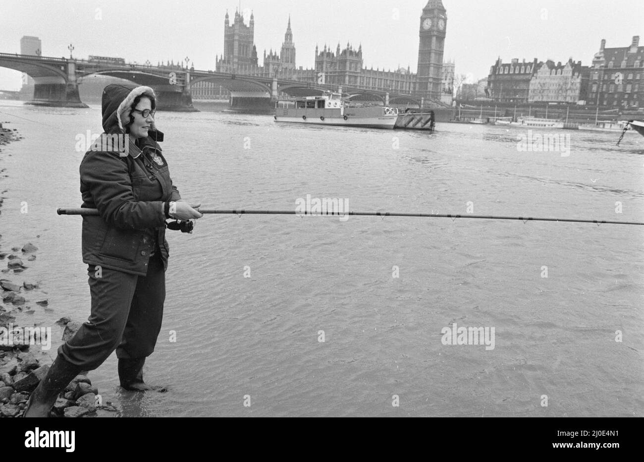 Cattura del giorno. Il vecchio Tamigi diede un ricco raccolto quando i pescatori della parte di Westminster del fiume sbarcarono quaranta pesci in quattro ore. Il pescato includeva gallo, dace, flounder e anguilla, Doug Potter Field ufficiale per il Tamigi Angling Preservation Society ha detto ' il fiume è ora più pulito che per un secolo. La nostra foto mostra: Pescatore che si aggancia sulla riva sud di fronte alle Camere del Parlamento. Marzo 7th 1979 Foto Stock