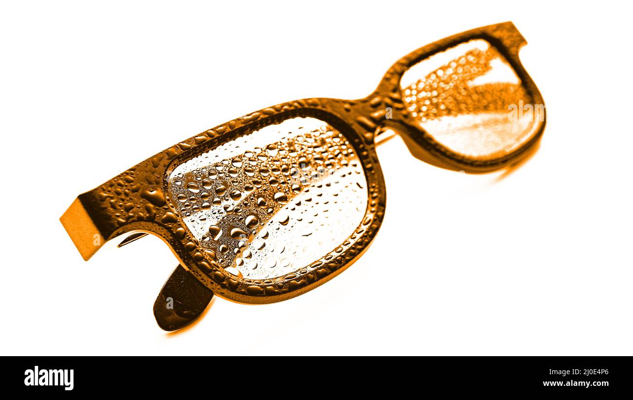 Occhiali da sole, gocce di rugiada, concetto, estate, protezione degli occhi, spiaggia, estate, protezione, occhi, ottica Foto Stock