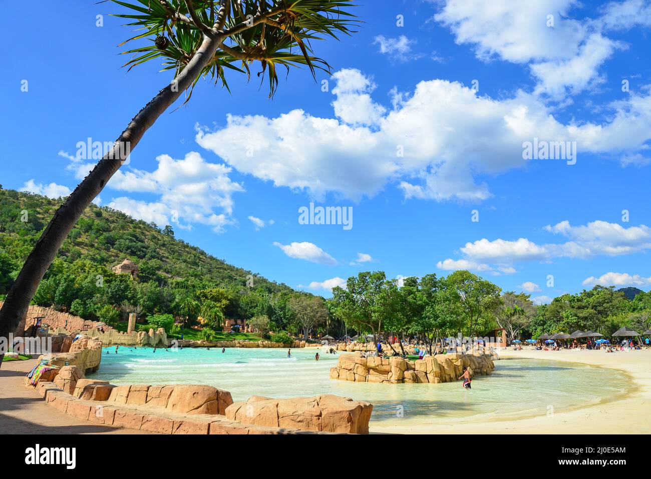 Ruggito laguna piscina ad onde, Valle di onde, Sun City Resort, Pilanesberg, nord ovest della provincia, Repubblica del Sud Africa Foto Stock