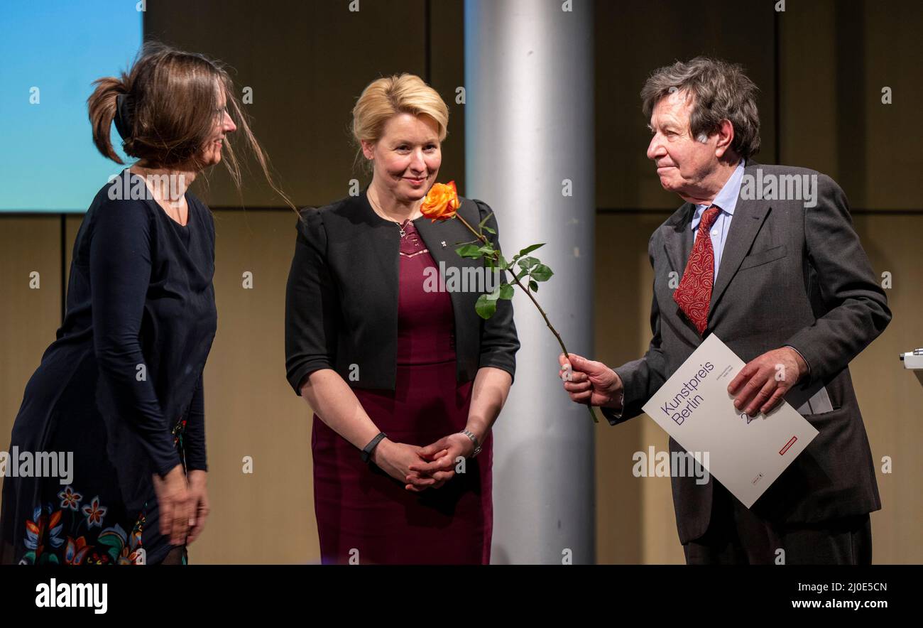 Berlino, Germania. 18th Mar 2022. Richard Peduzzi, architetto, pittore e scenografo, riceve il premio Berlin Grand Art Award dal sindaco governante di Berlino Franziska Giffey (SPD, M) e Kathrin Röggla, Vice Presidente dell'Accademia delle Arti. Il francese di 79 anni ha ricevuto il premio, che è dotato di 15.000 euro. Credit: Monika Skolimowska/dpa/Alamy Live News Foto Stock