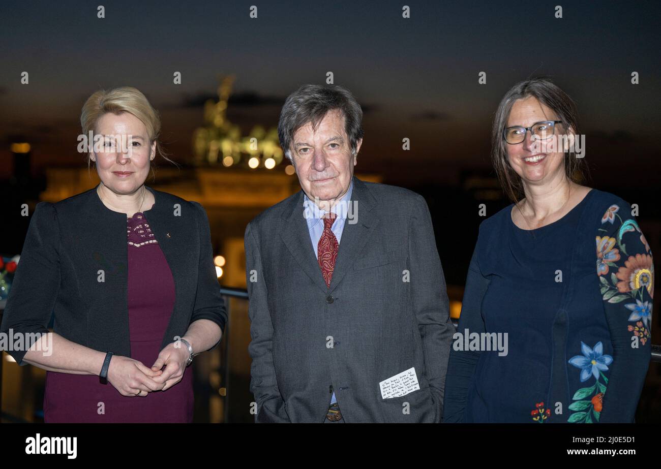 Berlino, Germania. 18th Mar 2022. L'architetto, pittore e scenografo Richard Peduzzi, accompagnato dal sindaco di governo Franziska Giffey (SPD, l) e Kathrin Röggla, vice presidente dell'Accademia delle Arti, si trova sul balcone dell'Accademia delle Arti prima della presentazione del Premio Berlin Grand Art. Il francese di 79 anni ha ricevuto il premio di 15.000 euro. Credit: Monika Skolimowska/dpa/Alamy Live News Foto Stock