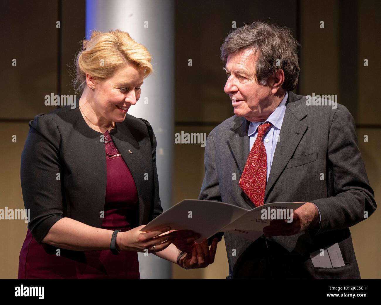Berlino, Germania. 18th Mar 2022. L'architetto, pittore e scenografo Richard Peduzzi riceve il premio Berlin Great Art Award dal sindaco di Berlino, Franziska Giffey (SPD). Il francese di 79 anni ha ricevuto il premio, che è dotato di 15.000 euro. Credit: Monika Skolimowska/dpa/Alamy Live News Foto Stock