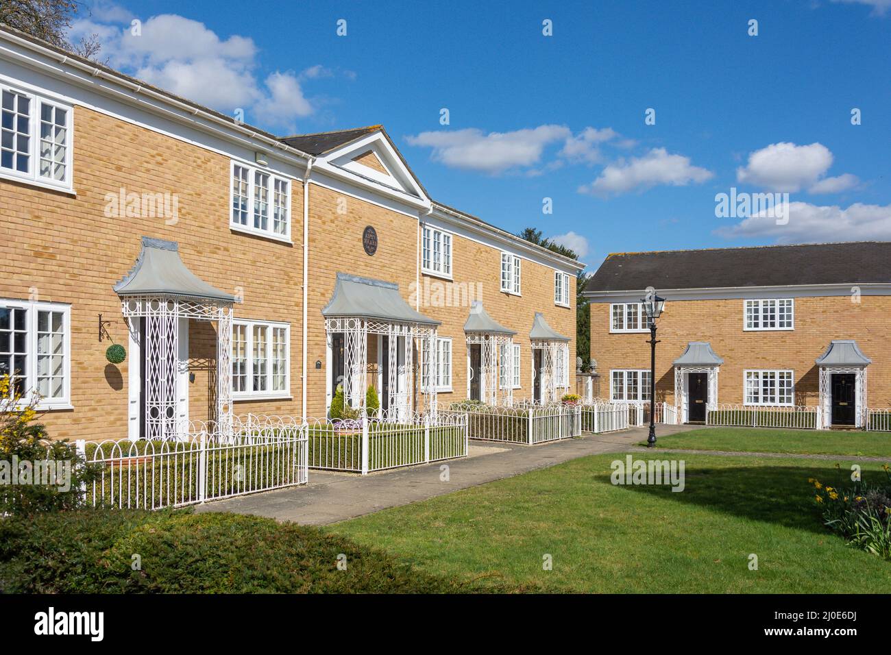 Aspen Square age Exclusive Housing, Oatlands Drive, Oatlands, Surrey, Inghilterra, Regno Unito Foto Stock