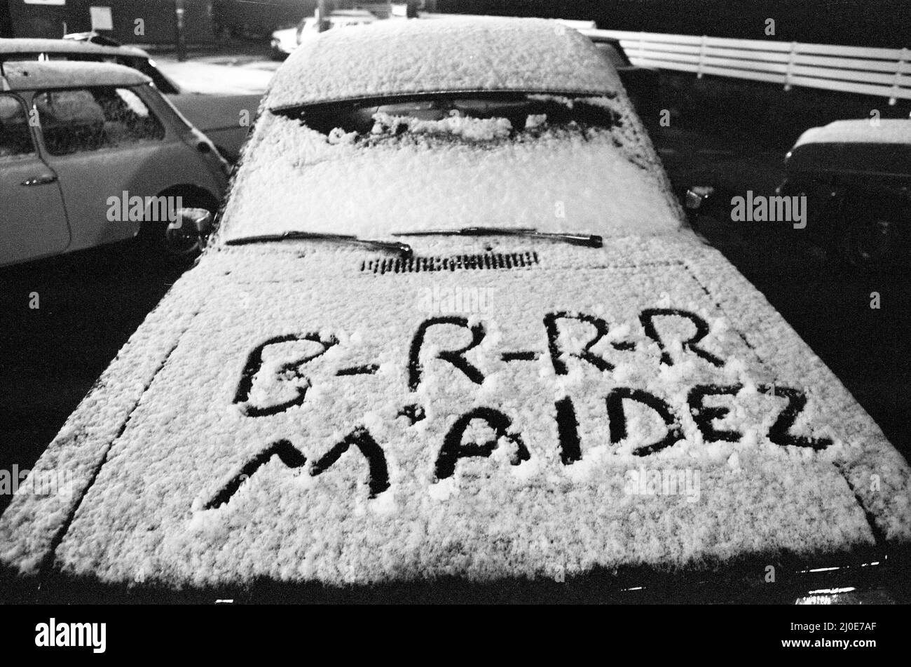 Grave tempo colpito Birmingham su Bank Holliday Lunedi 2nd maggio 1979.(immagine) vettura coperta di neve con scrittura sul cofano. Foto Stock