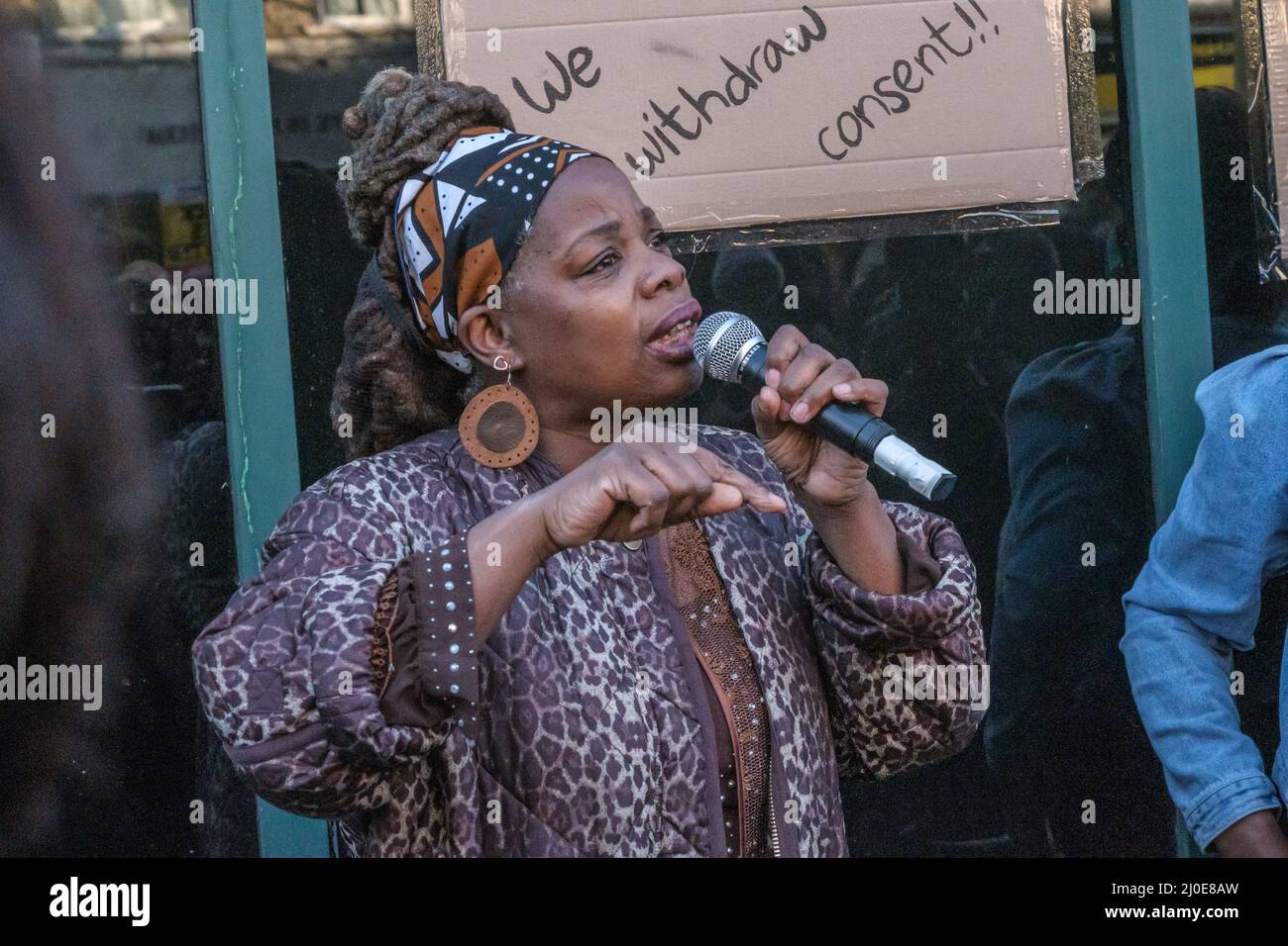 Londra, Regno Unito. 18th Mar 2022. Hackney Cop Watch ha condotto una protesta alla stazione di polizia di Stoke Newington dopo che riferisce che Child Q di 15 anni è stato traumatizzato da una striscia-ricerca completa da due donne incontrate ufficiali durante il suo periodo, quasi certamente fatto perché era nera. Dopo alcuni discorsi la loro protesta si è mossa per bloccare la strada e contine là strada chiedendo non più polizia nelle scuole 25 bambini sono stati ricercati striscia nelle scuole di Hackney l'anno scorso e solo 2 erano bianchi. La sua scuola ad Hackney chiamò la polizia nel dicembre 2020 dopo che il personale pensò che potessero sentire l'odore di cannabis mentre stava seduto una mock exa Foto Stock