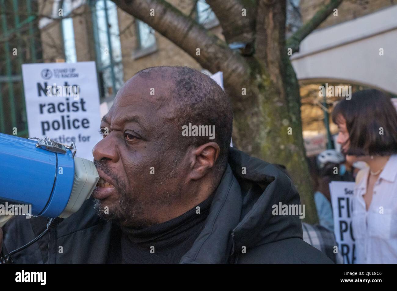 Londra, Regno Unito. 18th Mar 2022. Weyman Bennett di Unite contro il fascismo incoraggia i manifestanti mentre si spostano sulla strada alla protesta di Hackney Cop Watch alla stazione di polizia di Stoke Newington dopo che riferisce che Child Q di 15 anni è stato traumatizzato da una ricerca di strisce completa da due ufficiali MET donne durante il suo periodo, quasi certamente fatto perché era nero. Questa è stata una protesta comunitaria e non è stato invitato a parlare. 25 bambini sono stati ricercati nelle scuole di Hackney l'anno scorso e solo 2 erano bianchi. La scuola di ChildQ a Hackney ha chiamato la polizia nel dicembre 2020 dopo che il personale pensava che potessero sentire l'odore di CAN Foto Stock