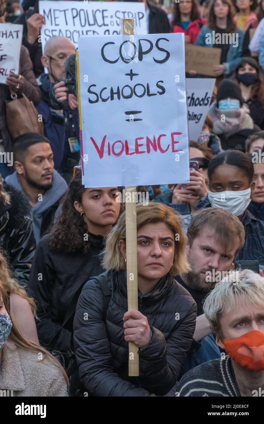 Londra, Regno Unito. 18th Mar 2022. I manifestanti di Hackney Cop Watch bloccano la strada in una protesta alla stazione di polizia di Stoke Newington dopo che riferisce che Child Q di 15 anni è stato traumatizzato da una ricerca di strisce completa da due donne incontrate ufficiali durante il suo periodo, quasi certamente fatto perché era nero. Dopo alcuni discorsi sul marciapiede la protesta continuò sulla strada chiedendo di non più polizia nelle scuole 25 bambini sono stati ricercati nelle scuole di Hackney l'anno scorso e solo 2 erano bianchi. La sua scuola ad Hackney chiamò la polizia nel dicembre 2020 dopo che il personale pensò che potessero sentire l'odore di cannabis mentre era sitti Foto Stock