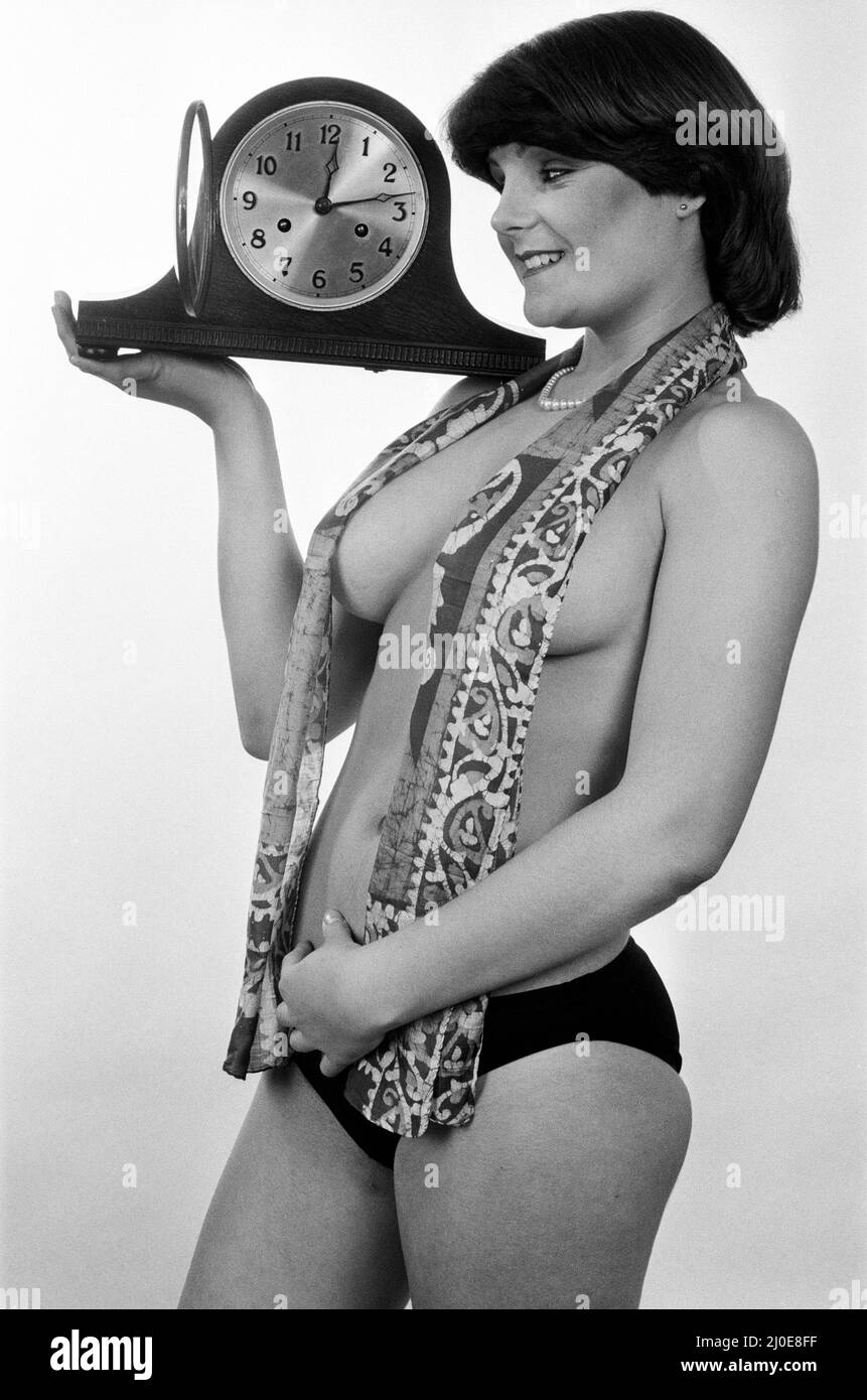 Modello che ricorda alle persone di mettere i loro orologi indietro di un'ora alla fine del British Summer Time.25th ottobre 1979. Foto Stock