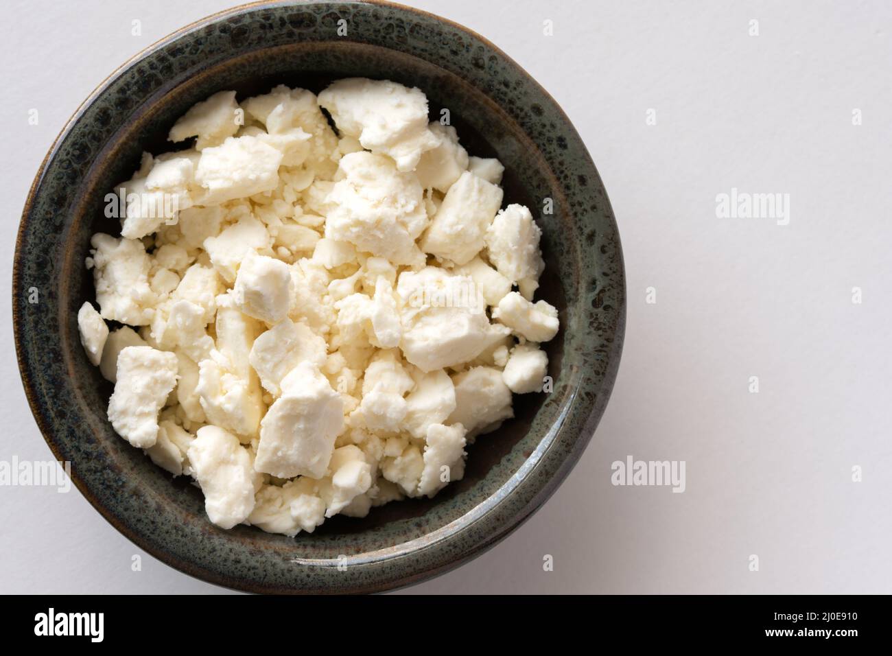 Il formaggio feta si sbriciola in una ciotola Foto Stock