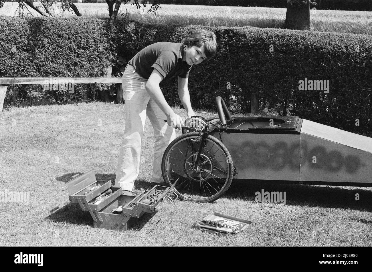 Concorso per motori elettrici Lucas ¿2000. L'immagine mostra il numero dell'auto: 16. Spettacolo di immagini Nicholas Grant, 15 anni, di Stisted, Essex, vicino a Brainstree, Con la sua auto elettrica a motore chiamata Tornado. Nicholas non è abbastanza vecchio per guidare se stesso in modo da ha assunto un amico. È tutto il design di Nicholas. L'immagine mostra Nicholas nel motore. Foto scattata il 2nd agosto 1979 Foto Stock