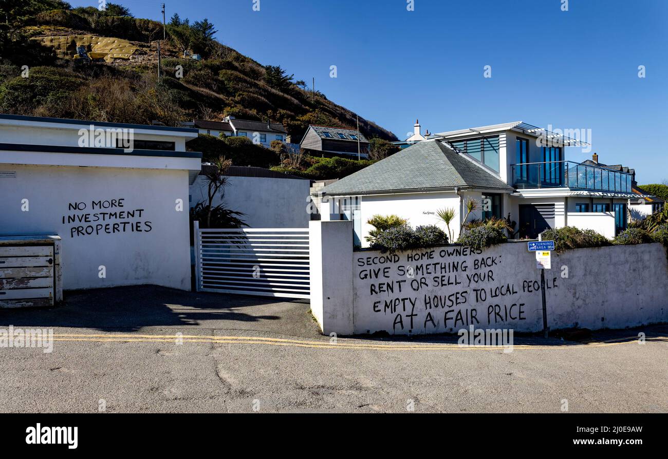 Resistenza della Cornovaglia alla proprietà della seconda casa, St Agnes. La seconda casa sospetta si è intonacata con un messaggio anti-seconda durante la crisi immobiliare della Cornovaglia Foto Stock