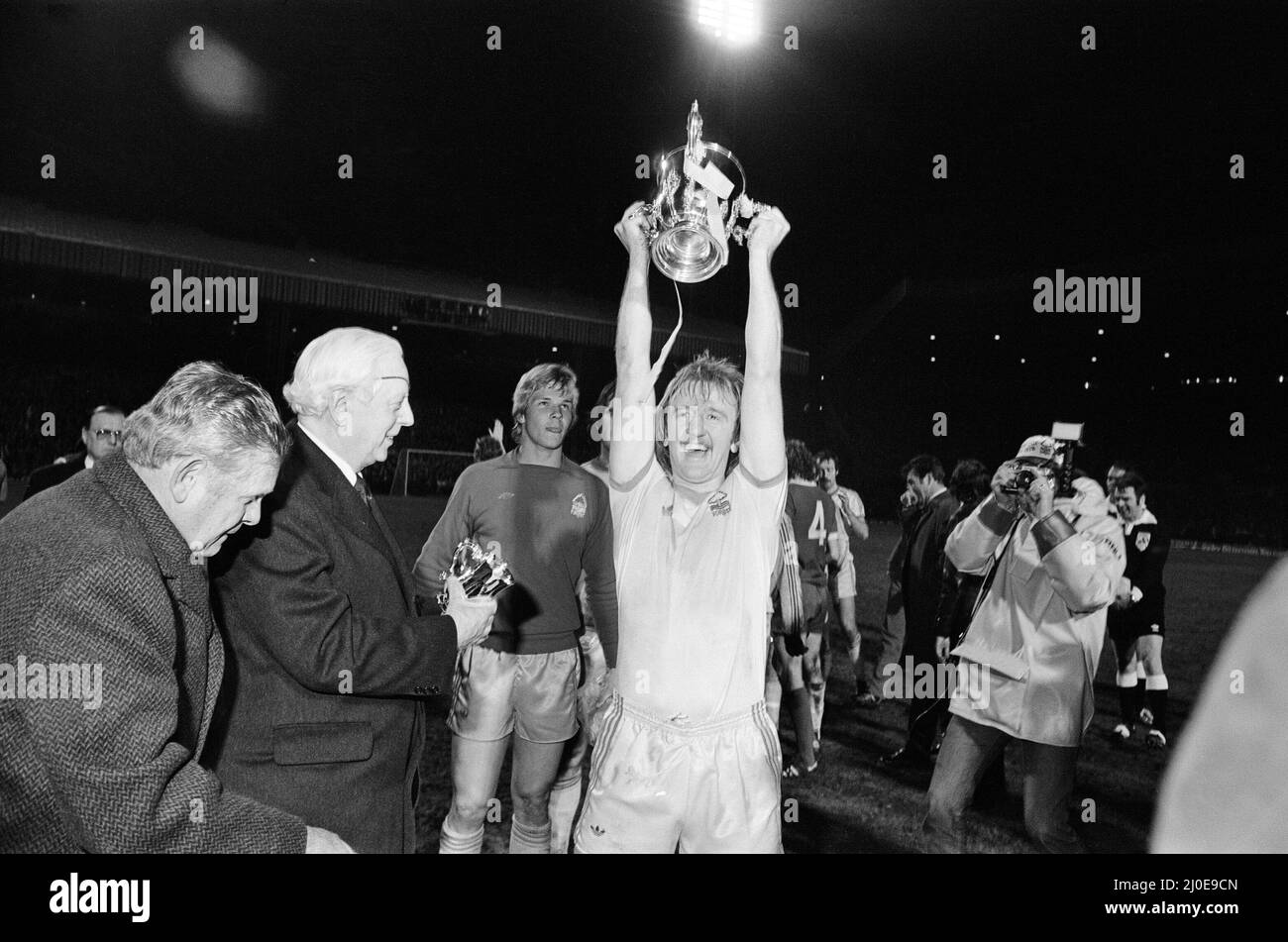 La finale della Coppa di Calcio 1978 fu la diciottesima finale della Coppa di Lega, e fu contestata tra Liverpool e Nottingham Forest. La partita iniziale ha portato a un'estrazione di 0?0 al Wembley Stadium il 18 marzo 1978. Il replay è stato quattro giorni più tardi a Old Trafford, e ha visto John Robertson segnare dal punto di rigore dopo un fallo di Phil Thompson su John o'Hare, che la TV replay confermato è stato effettivamente al di fuori della zona di rigore.(Picture) Nottingham Forest capitano Kenny Burns solleva la Coppa di Lega. 22nd marzo 1978 Foto Stock