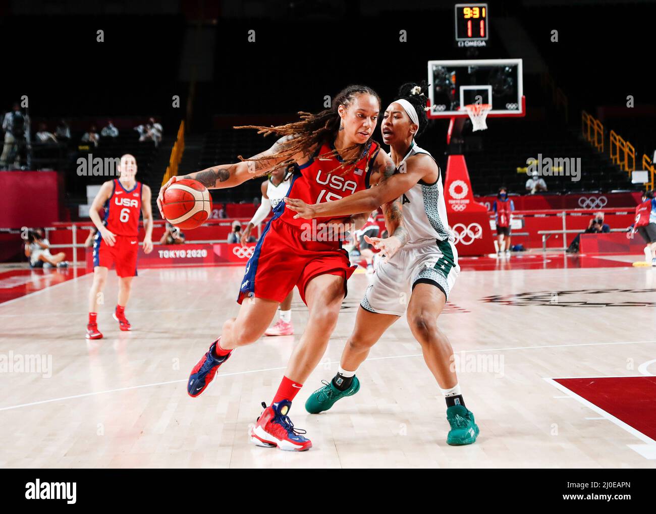 Saitama, Giappone. 27 luglio 2021. BRITTNEY GRINER (USA) corre con la palla accanto AL PALLAS KUNAIYI-AKPANAH (NGR) nella partita di pallacanestro femminile del gruppo B tra Nigeria e USA durante i Giochi Olimpici di Tokyo 2020 alla Saitama Super Arena. Gli Stati Uniti hanno vinto la partita 81-72. (Immagine di credito: © Rodrigo Reyes Marin/ZUMA Press Wire) Foto Stock