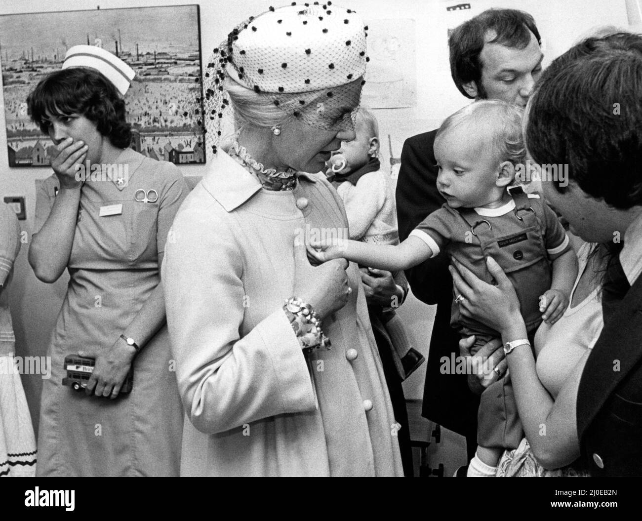 Prince Edward of Kent - il Duca e la Duchessa del Kent visita reale del Nord Est la Duchessa del Kent apre ufficialmente il centro di Haemophillia al Royal Victoria Infirmaty Hospital di Newcastle 22 maggio 1980 - Barry Oliver di 18 mesi da Norburn Park, Durham, Ha un'atmosfera di cappotto della duchessa Foto Stock