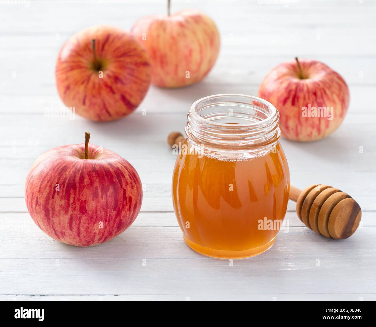 Mele e miele su sfondo ligneo per il nuovo anno ebraico rosh hashanah Foto Stock